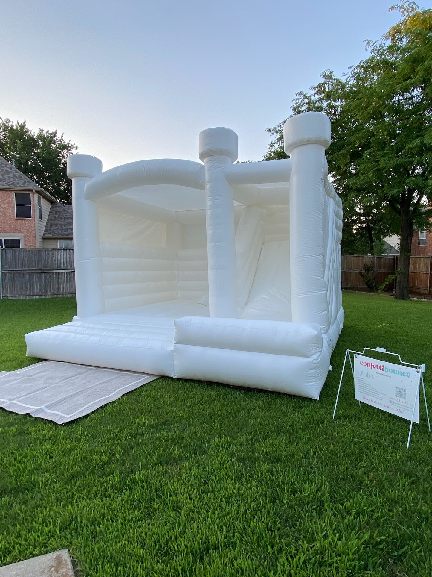 Dallas and Fort Worth modern bounce houses. White bounce houses, modern and slide bounce houses, white bounce house, modern bounce house dfw, modern bounce house Arlington TX , modern bounce house dallas, modern bounce rental, and bubble houses.